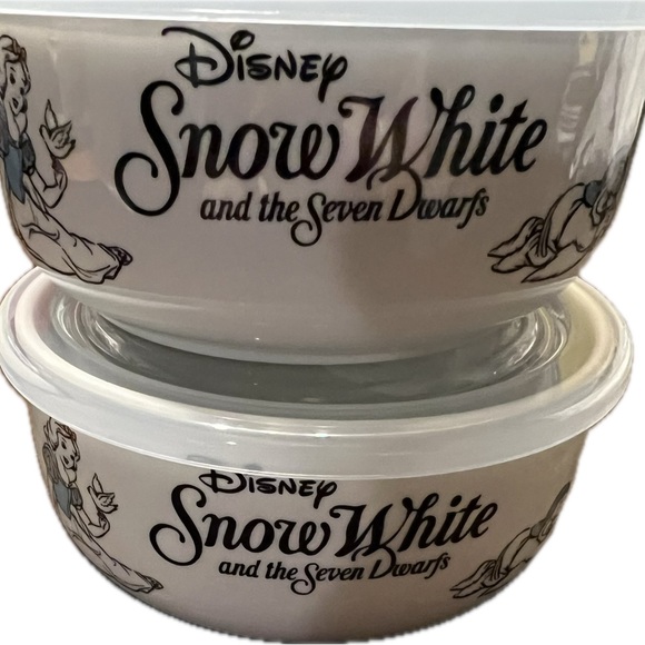Disney Snow White and the Seven Dwarfs Bowls with Pressure Release Lids - Picture 1 of 6